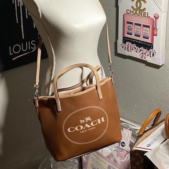 - Coach
Iconic Coach Brown/Beige Leather Shopper Tote - Picture 3 of 9